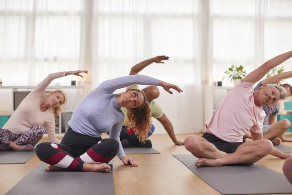 Gruppo Con Insegnante Seduto Tappetini Ginnastica Che Estende Nella Classe — Foto Stock