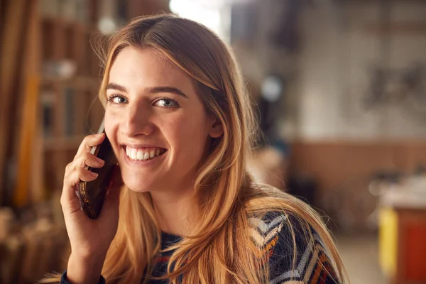 Portrét Ženské Obchodní Majitel Dílně Volání Mobilní Telefon — Stock fotografie