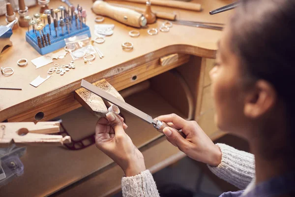 Close Female Jeweller Working Ring File Studio — Stock fotografie