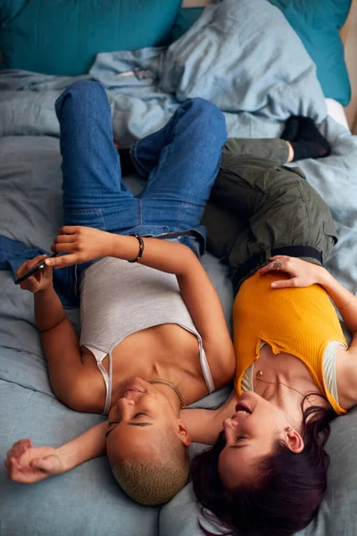 Накладные Расходы Влюбиться Одну Сексуальную Пару Лежащую Дома Смотрящую Мобильный — стоковое фото