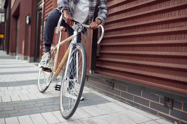 Detailní Záběr Člověka Koni Udržitelné Bambusové Kolo City Street — Stock fotografie