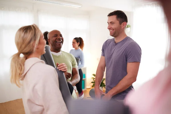 Gente Reunión Ropa Ejercicio Charlar Antes Clase Fitness Yoga Centro — Foto de Stock