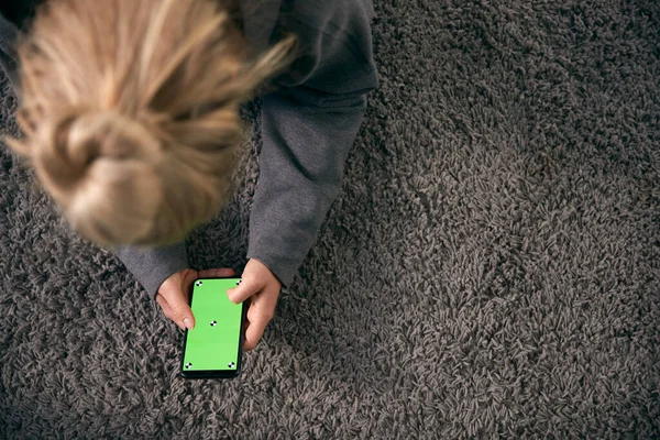 Zdjęcie Kobiety Patrzącej Zielony Ekran Kopią Miejsca Telefonie Komórkowym Leżącym — Zdjęcie stockowe