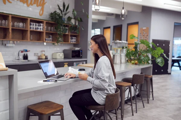 Mujer Negocios Que Trabaja Ordenador Portátil Área Cocina Oficina Moderna — Foto de Stock