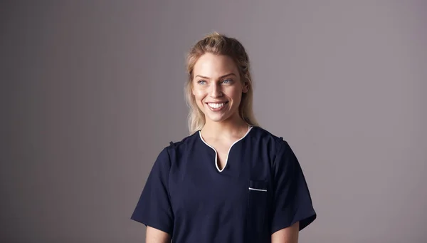 Estúdio Retrato Enfermeira Vestindo Uniforme Contra Fundo Cinza — Fotografia de Stock