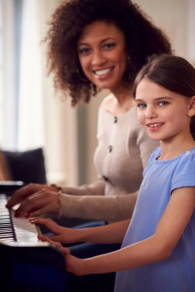 Ritratto Giovane Ragazza Che Impara Suonare Pianoforte Avendo Lezione Insegnante — Foto Stock