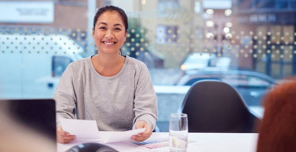 微笑的亚洲女商人坐在办公室餐桌前的画像 — 图库照片