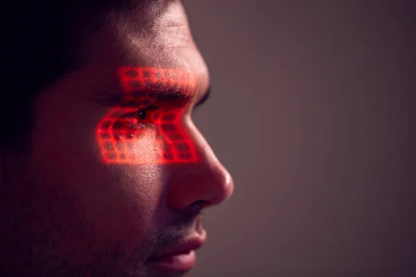 Gesichtserkennungstechnologie Mann Hat Rotes Gitter Auf Auge Studio Projiziert — Stockfoto