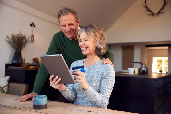 Casal Sénior Aposentado Casa Comprando Produtos Serviços Line Com Tablet — Fotografia de Stock