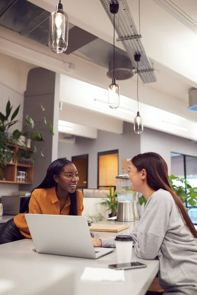 Twee Jonge Zakenvrouwen Werken Laptop Keuken Gebied Van Modern Kantoor — Stockfoto