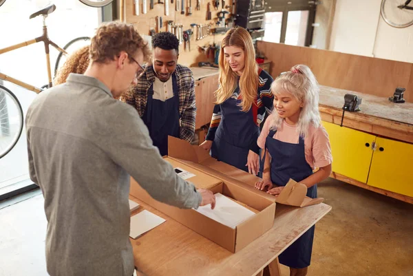 Team Multiculturale Officina Disimballaggio Assemblaggio Telaio Bambù Sostenibile Costruito Mano — Foto Stock