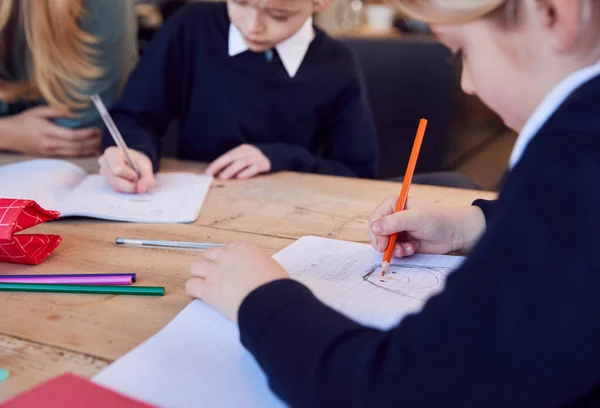 Närbild Mor Hjälpa Son Och Dotter Bär Skolan Uniform Med — Stockfoto