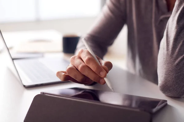 Närbild Affärsman Som Arbetar Hemifrån Ritning Digital Tablett Med Hjälp — Stockfoto