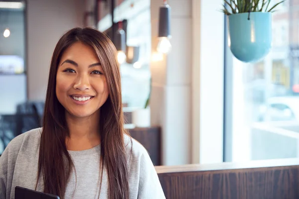 Cabeza Hombros Retrato Sonriente Joven Empresaria Asiática Trabajando Oficina Moderna — Foto de Stock