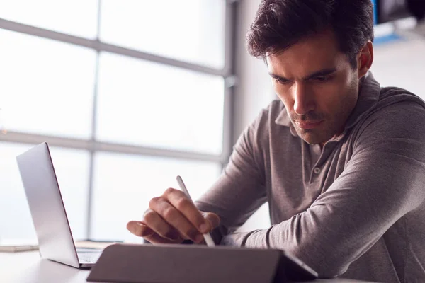 Empresario Trabajando Desde Casa Dibujando Tableta Digital Usando Lápiz Aguja — Foto de Stock