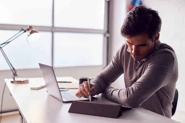 Empresario Trabajando Desde Casa Dibujando Tableta Digital Usando Lápiz Aguja — Foto de Stock