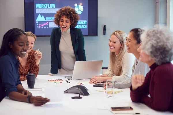Ciężarna Bizneswoman Prowadzi Kreatywne Spotkanie Kobiet Współpracujących Przy Stole Nowoczesnym — Zdjęcie stockowe