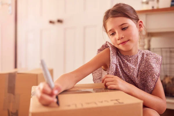 Ragazza Etichette Scatole Sempre Pronto Trasloco Giorno Una Nuova Casa — Foto Stock