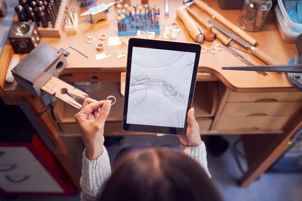 Stüdyodaki Dijital Tablet Kadın Mücevher Karşılaştırma Yüzüğü Çizim Tasarımı Genel — Stok fotoğraf