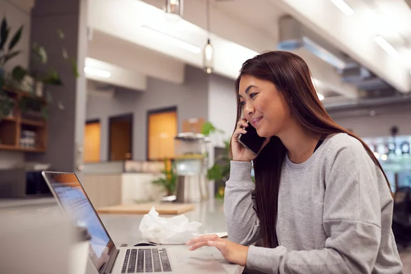 Rijpere Zakenvrouw Met Travel Mok Werken Laptop Het Moderne Kantoor — Stockfoto