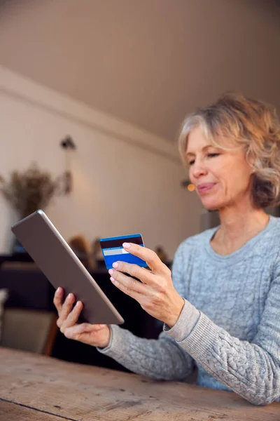 Mujer Madura Casa Comprando Productos Servicios Línea Usando Tableta Digital — Foto de Stock