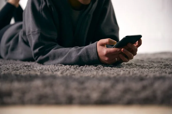 Nahaufnahme Einer Frau Hause Die Sich Soziale Medien Und Textnachrichten — Stockfoto