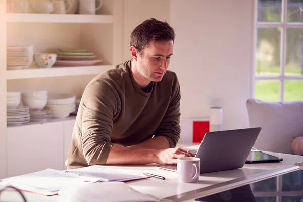 Man Med Bärbar Dator Arbetar Hemifrån Köksbänken — Stockfoto