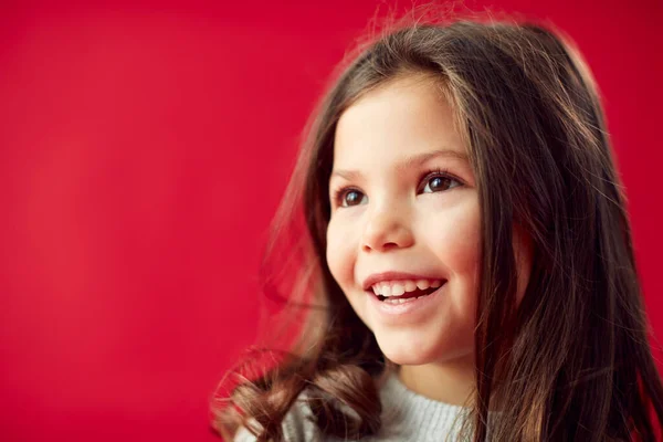 Portret Van Meisje Tegen Rode Studio Achtergrond Glimlachen Camera — Stockfoto