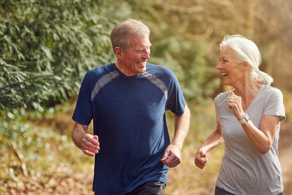 Senior Couple Exercising Het Najaar Countryside Tijdens Covid Lockdown — Stockfoto