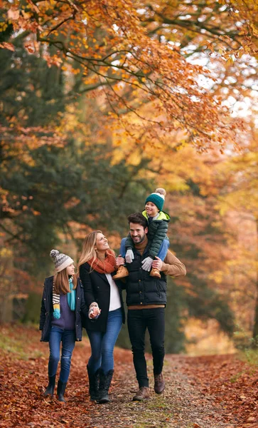 Familie Spaziert Auf Herbstholzweg Vater Trägt Sohn Auf Schultern — Stockfoto