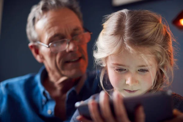 Närbild Barnbarn Med Farfar Stol Tittar Digital Tablett Hemma Tillsammans — Stockfoto