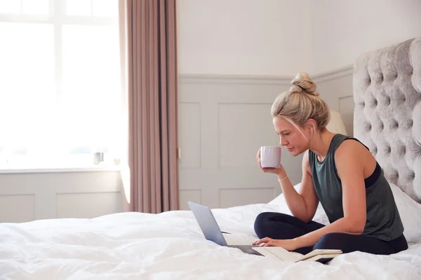 Mujer Negocios Sentada Cama Con Computadora Portátil Trabajando Desde Casa — Foto de Stock