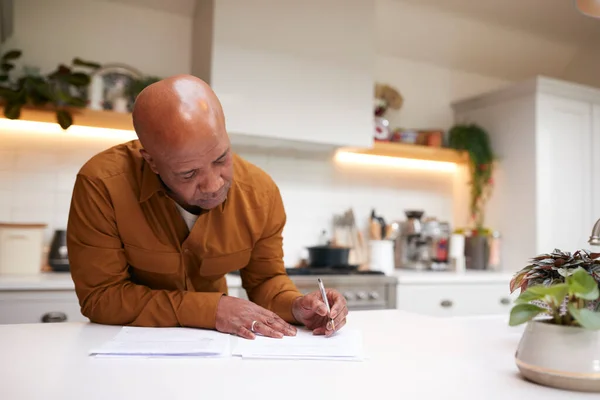 Homme Mûr Examinant Signant Les Finances Domestiques Paperasserie Investissement Dans — Photo