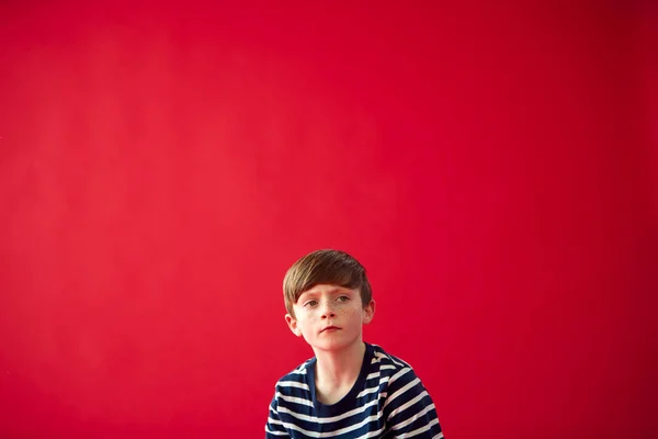 Portret Van Doordachte Jonge Jongen Tegen Rode Studio Achtergrond — Stockfoto