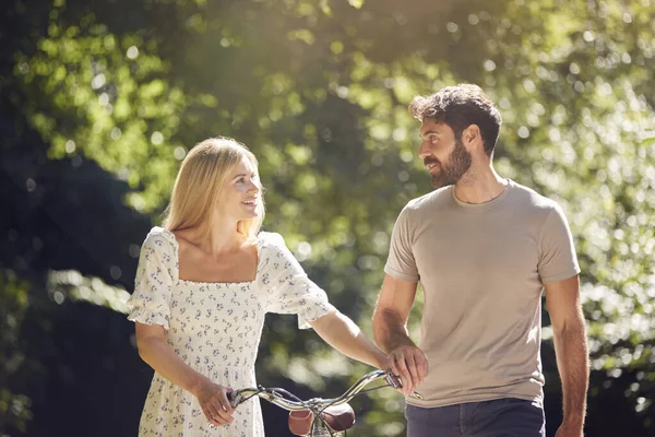 Paar Läuft Mit Fahrrad Auf Sommerlichem Landweg — Stockfoto