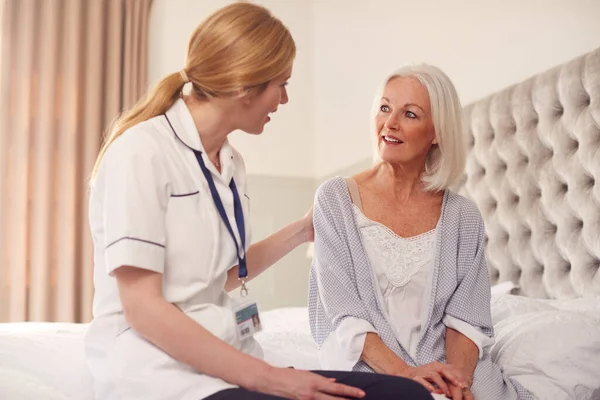 Female Doctor Making Home Visit Senior Woman Medical Check Offering — Stock Photo, Image