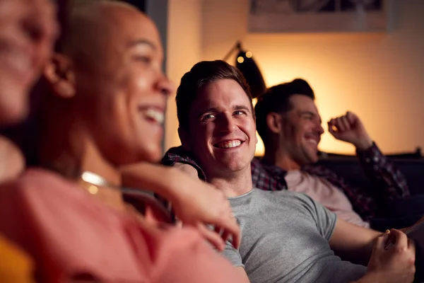 Grupo Amigos Gays Sentados Sofá Casa Assistindo Noite Relaxando Juntos — Fotografia de Stock