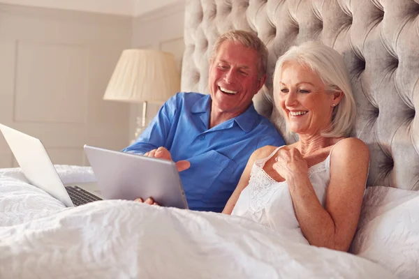 Senior Couple Home Bed Self Isolating Using Digital Tablet Laptop — 스톡 사진