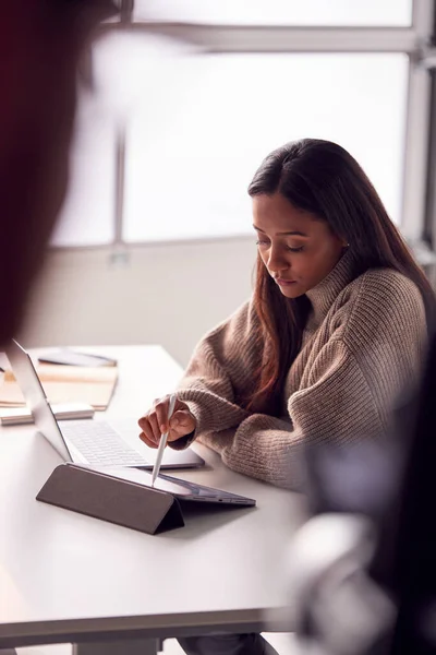 Empresaria Trabajando Desde Casa Dibujando Tableta Digital Usando Lápiz Lápiz — Foto de Stock