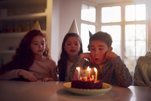 Chico Soplando Velas Torta Mientras Celebra Cumpleaños Con Grupo Amigos — Foto de Stock