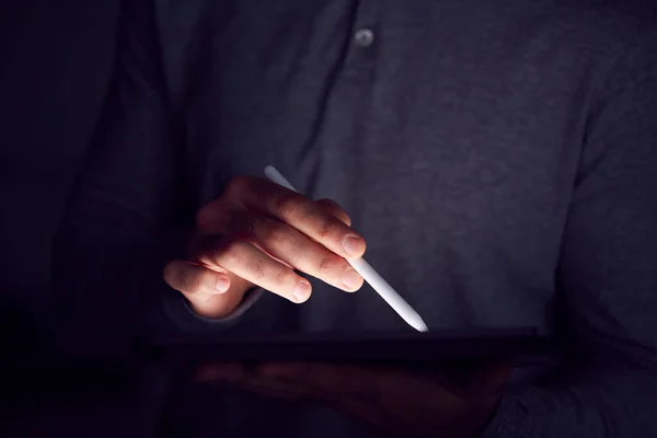 Nahaufnahme Eines Geschäftsmannes Der Spät Digitalen Tablet Arbeitet Mit Stift — Stockfoto