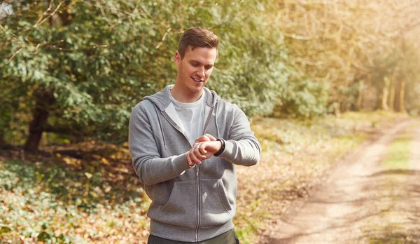 Uomo Che Corre Campagna Esercizio Controllo Smart Watch Fitness Attività — Foto Stock