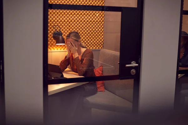 Gestresste Geschäftsfrau Arbeitet Spät Büro Besprechungsraum Mit Laptop — Stockfoto