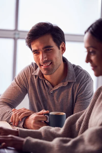 Mujer Negocios Que Trabaja Ordenador Portátil Escritorio Colaborando Con Colega — Foto de Stock