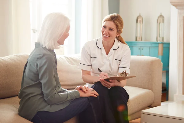 Ärztin Hausbesuch Bei Seniorin Zum Medizincheck — Stockfoto