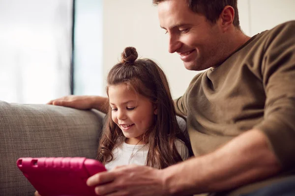 Padre Figlia Seduti Sul Divano Casa Giocare Insieme Sul Tablet — Foto Stock