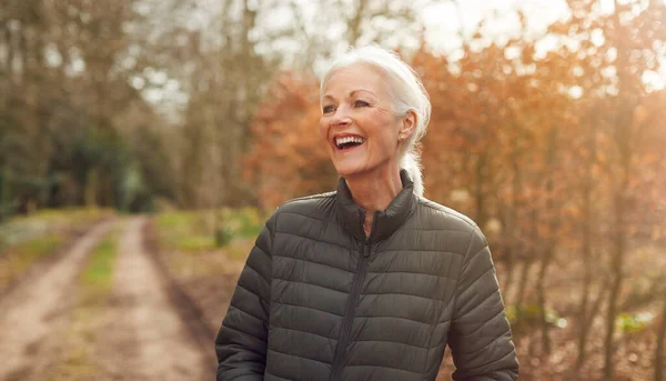 Smiling Senior Woman Walk Autumn Countryside Exercising Covid Lockdown — 스톡 사진