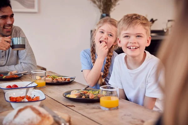 Aile Evde Pijamalarıyla Masanın Etrafında Oturmuş Brunch Keyfini Çıkarıyorlar — Stok fotoğraf
