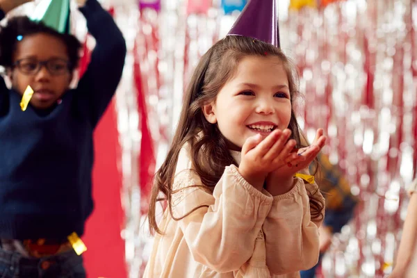 Chica Sombrero Fiesta Celebrando Fiesta Cumpleaños Soplando Puñado Confeti Oro — Foto de Stock