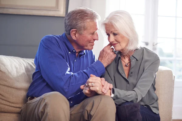 Man Zit Bank Troosten Senior Vrouw Lijden Met Geestelijke Gezondheidsproblemen — Stockfoto